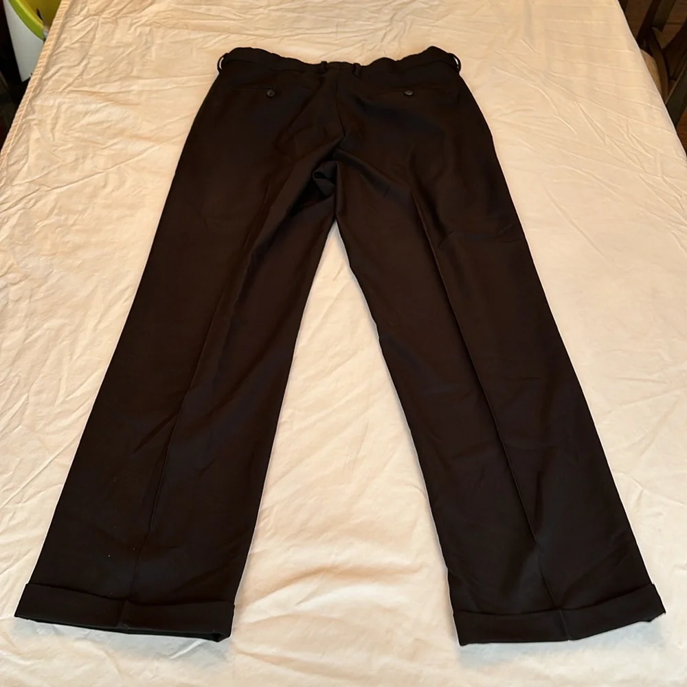 Men’s Haggar premium classic fit black dress pants. GREAT CONDITION size 32x30.